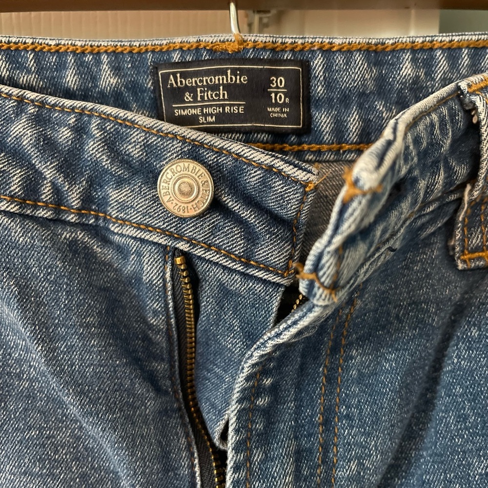 Abercrombie & Fitch Frayed Skinny Jeans (sz 10)